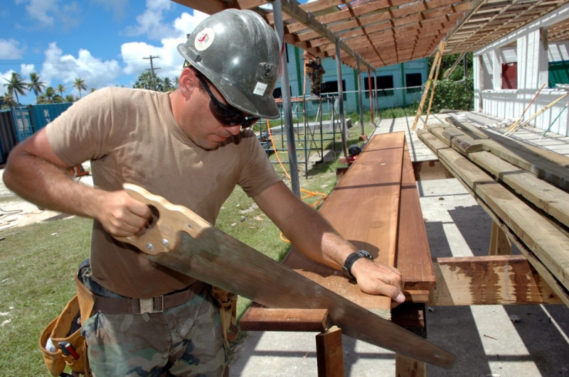 menuisier-LORGUES-min_worker_construction_building_carpenter_male_job_build_helmet-893290